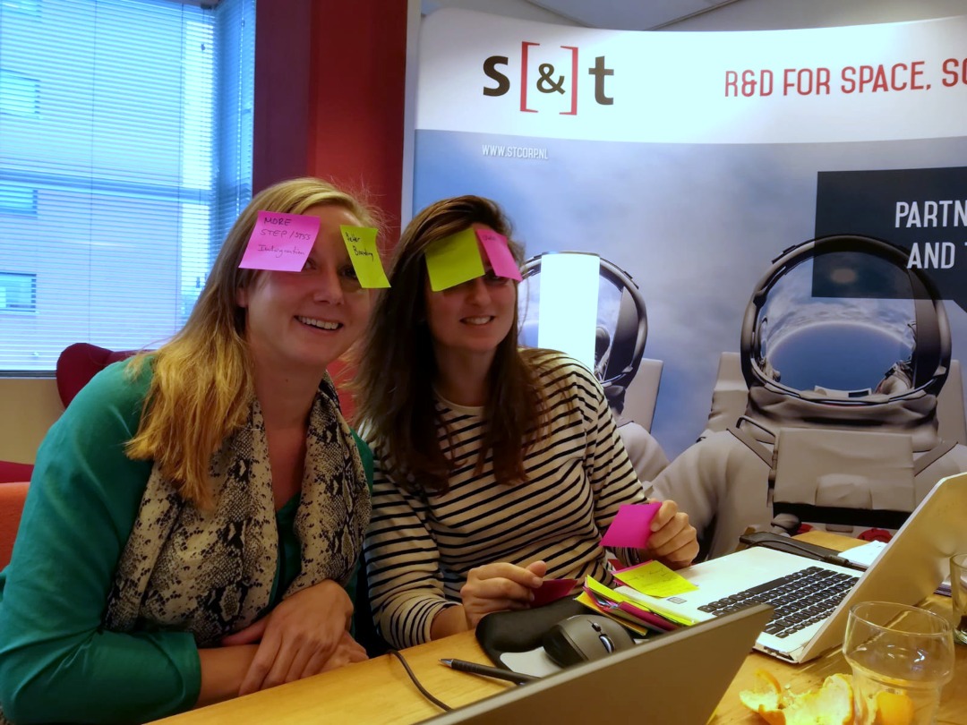 Jade de Jong and Naomi Braam working hard on the Managment Team's meeting