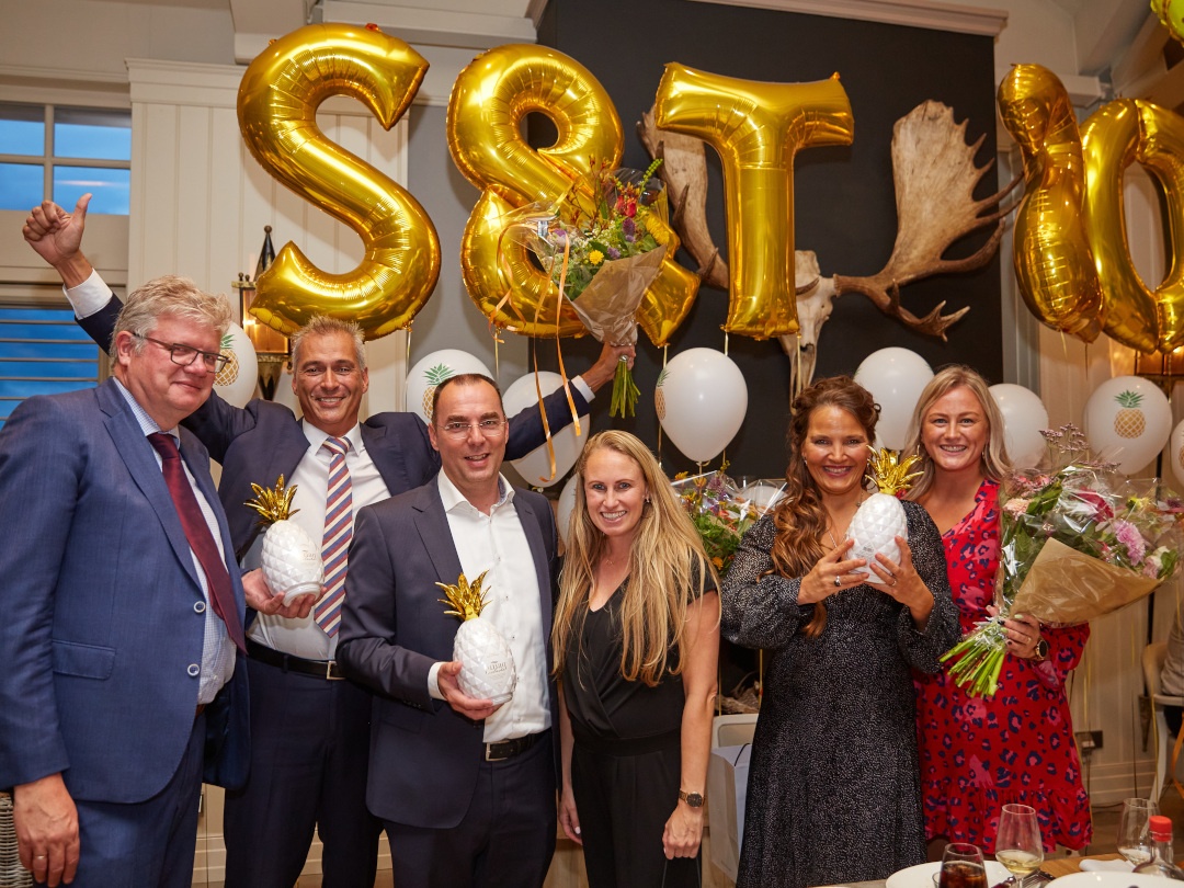 Our founders: André Bos, Erik Zoutman, Bart van Mierlo and Carina Maas-Olij with Denise Ekelmans (in the middle) and Maxime Plugge (in red) on the 20-year anniversary party of S[&]T Corp (2020)